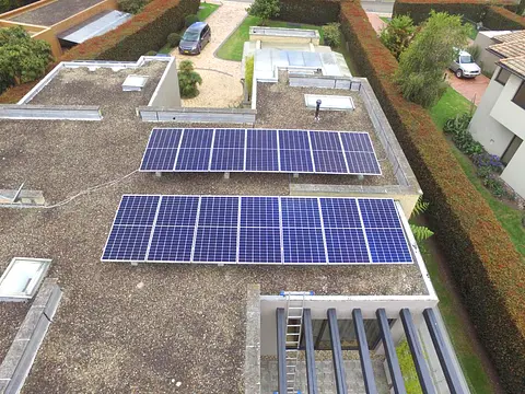 Planta solar híbrida de 5,95 kWp en Chía, Cundinamarca