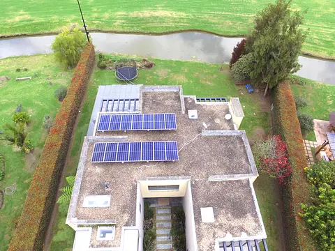 Planta solar híbrida de 5,95 kWp en Chía, Cundinamarca