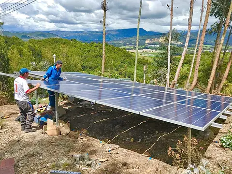 Planta solar Grid Tied 10,2 kWp y térmica para piscina