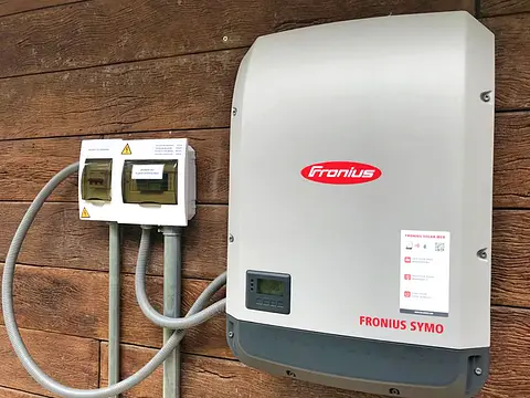 Planta solar Grid Tied 10,2 kWp y térmica para piscina