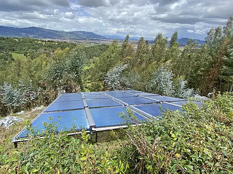 Planta solar Grid Tied 10,2 kWp y térmica para piscina