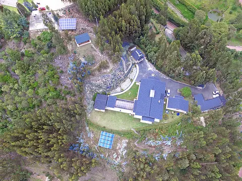 Planta solar Grid Tied 10,2 kWp y térmica para piscina