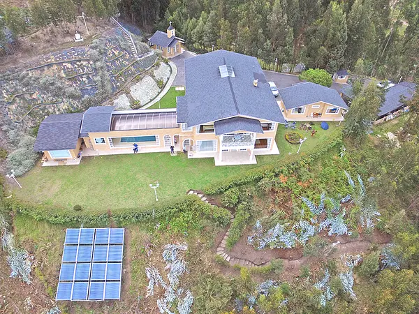 Planta solar Grid Tied 10,2 kWp y térmica para piscina