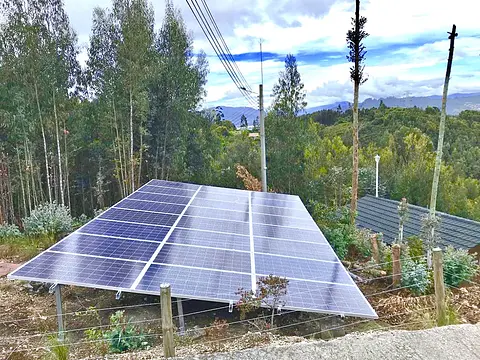 Planta solar Grid Tied 10,2 kWp y térmica para piscina