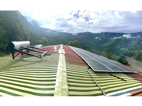 Planta solar Off Grid de 7,65 kWp en Macanal, Boyacá